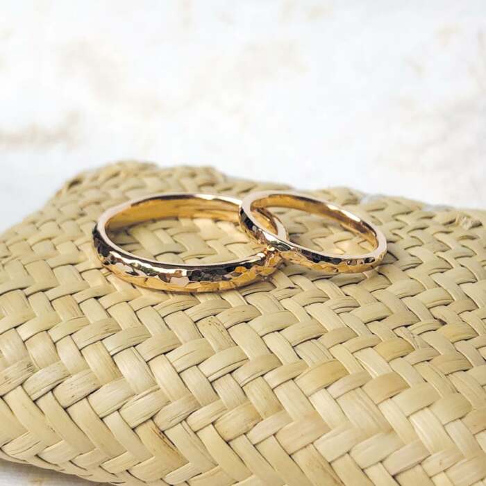 La bague Louis et Louise en or rose martelées poli miroir