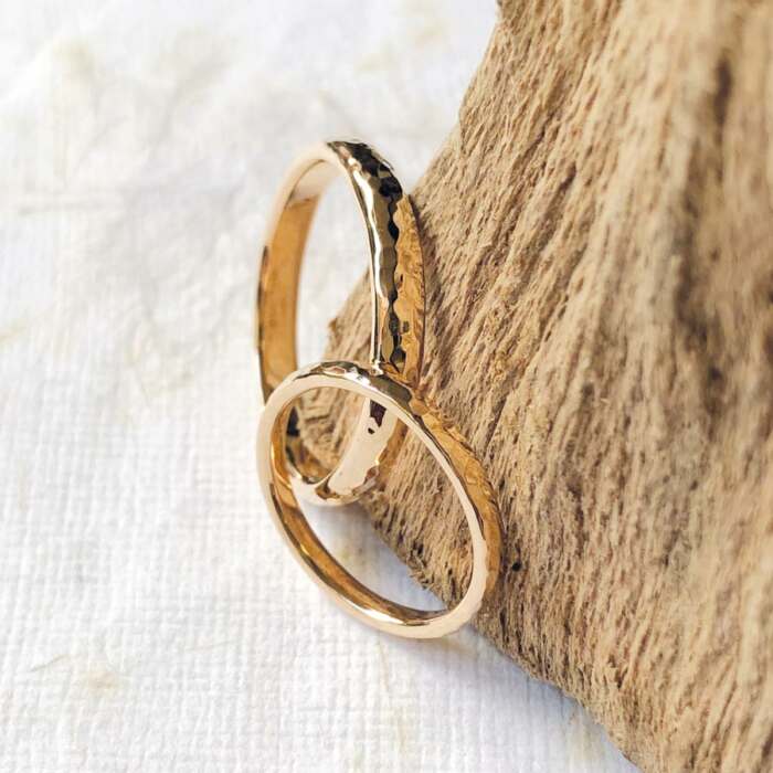 La bague Louis et Louise en or rose martelées poli miroir