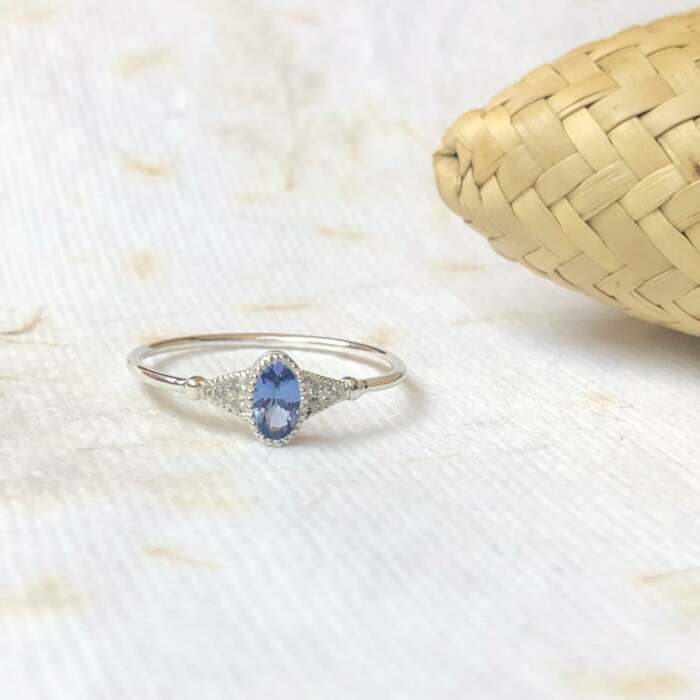La bague BÉATRICE ovale en argent et tanzanite
