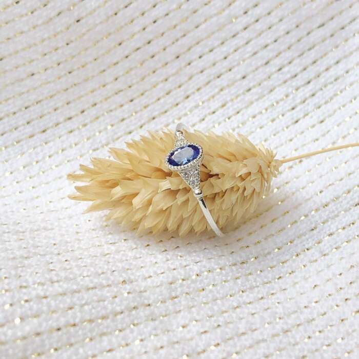 La bague BÉATRICE ovale en argent et tanzanite