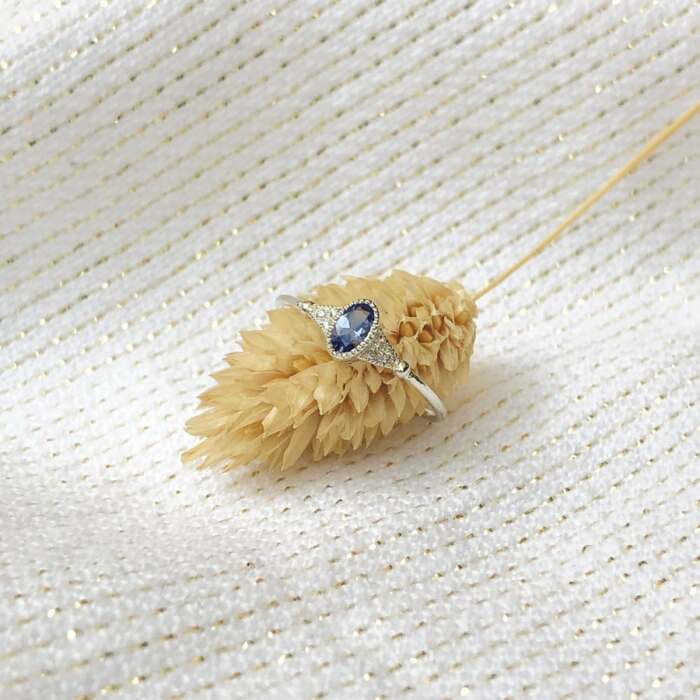 La bague BÉATRICE ovale en argent et tanzanite