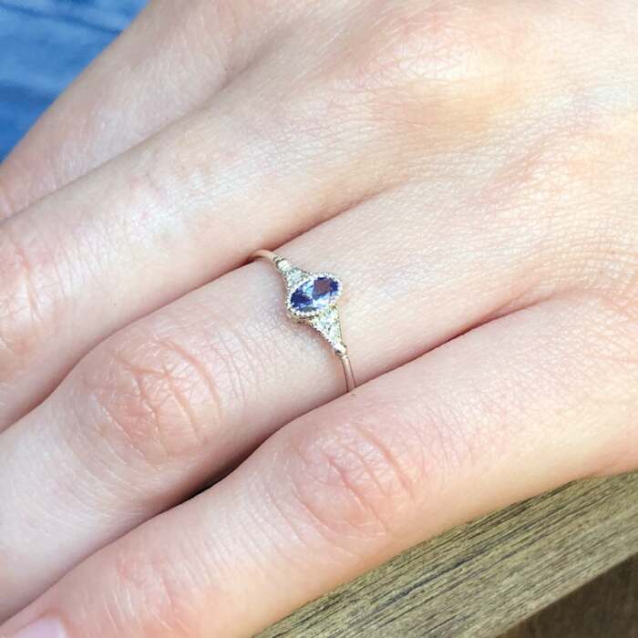 La bague BÉATRICE ovale en argent et tanzanite portée