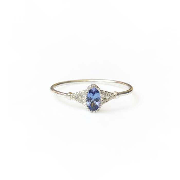 La bague BÉATRICE ovale en argent et tanzanite
