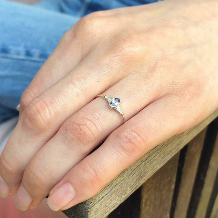 La bague BÉATRICE ovale en argent et tanzanite portée