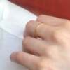 La bague ELINA portée en or jaune 18 carats Fairmined