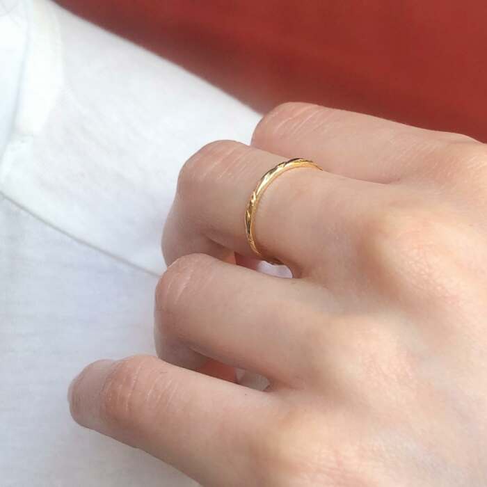 La bague ELINA portée en or jaune 18 carats Fairmined