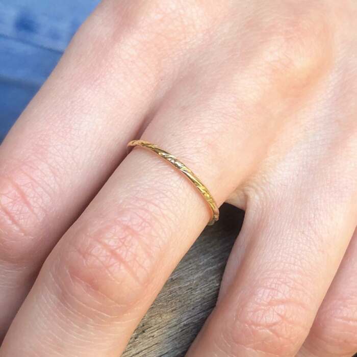 La bague ELINA portée en or jaune 18 carats Fairmined