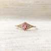 La bague Béatrice ovale or jaune 18K Fairmined : tourmaline rose et saphirs blancs