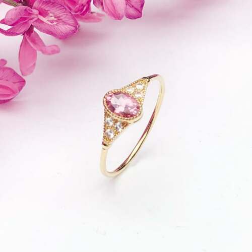 La bague BÉATRICE sertie d'une tourmaline rose et de saphirs blancs en or jaune 18 carats Fairmined, pièce unique taille 53