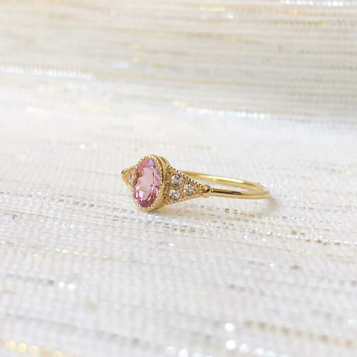 La bague Béatrice ovale or jaune 18K Fairmined : tourmaline rose et saphirs blancs