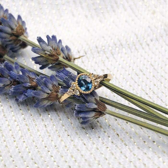 bague saphir ovale teal blue et saphir blanc
