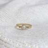La bague de Maelys, pièce unique sur mesure en or rose 18K Fairmined avec perle fournie et deux émeraudes de Colombie