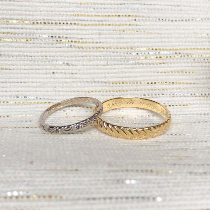 La bague VERA sertie de saphirs bleus et la bague ANDREA en or 18K Fairmined