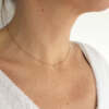 Le collier Lena porté en or rose 18 carats Fairmined serti de saphirs roses