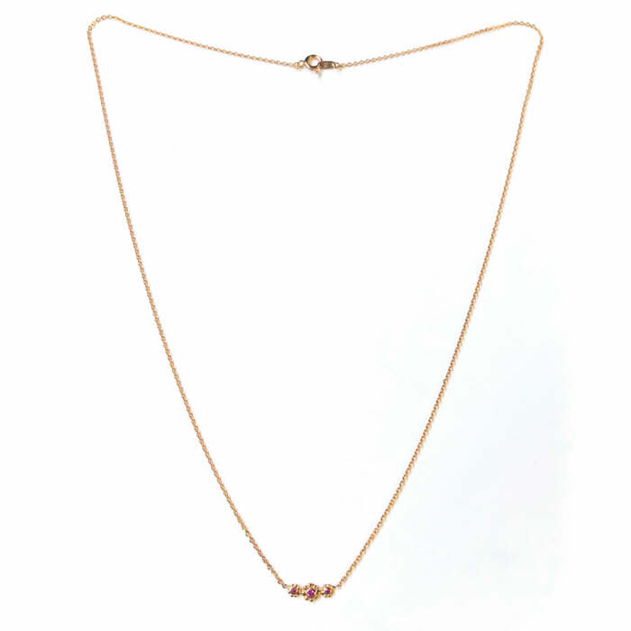 Le collier Lena en or rose 18 carats Fairmined serti de saphirs roses