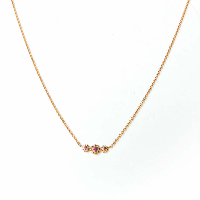 Le collier Lena en or rose 18 carats Fairmined serti de saphirs roses