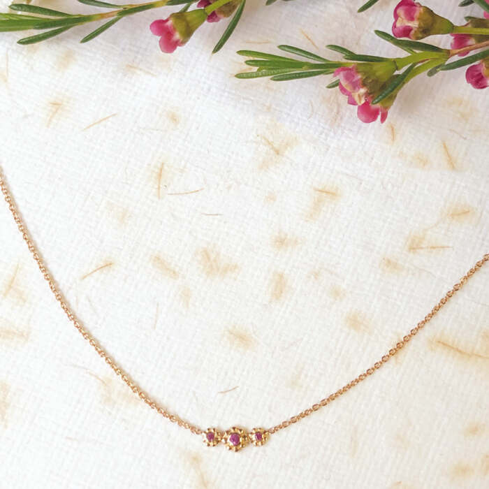 Le collier Lena en or rose 18 carats Fairmined serti de saphirs roses