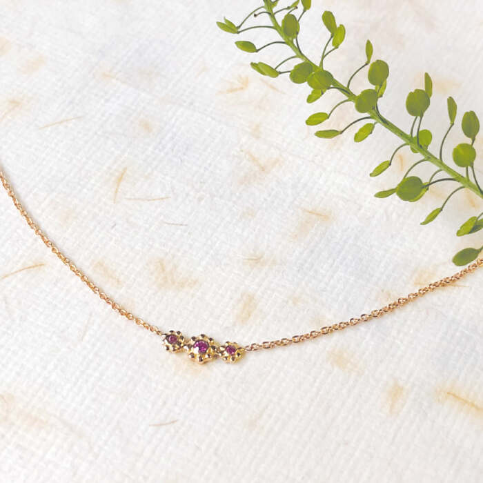 Le collier Lena en or rose 18 carats Fairmined serti de saphirs roses