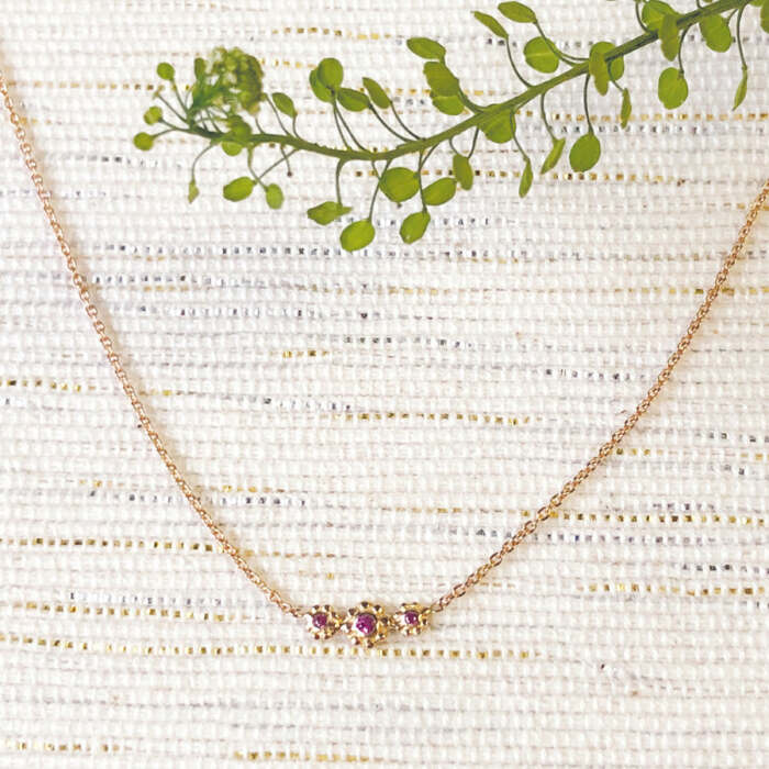 Le collier Lena en or rose 18 carats Fairmined serti de saphirs roses