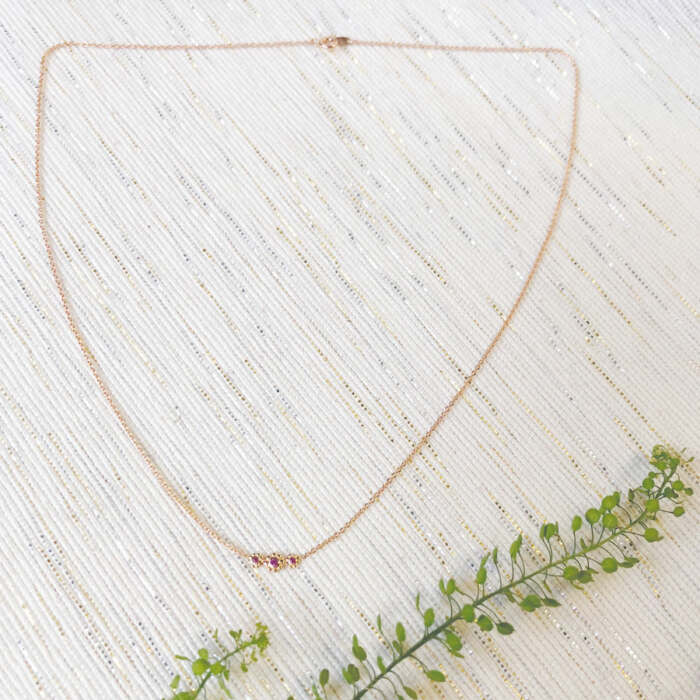 Le collier Lena en or rose 18 carats Fairmined serti de saphirs roses