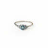 La bague Laura en or gris palladié 18 carats faimined sertie d'un saphir teal blue et de 6 saphirs verts, pièce unique taille 53