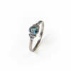 La bague Laura en or gris palladié 18 carats faimined sertie d'un saphir teal blue et de 6 saphirs verts, pièce unique taille 53