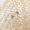 Les puces Lena en or rose 18 carats Fairmined serties de saphirs roses