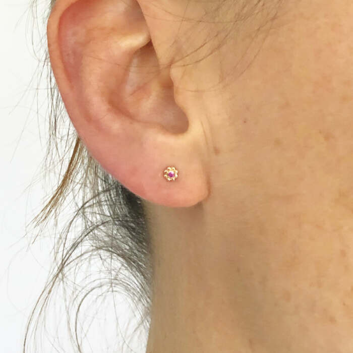 La puce Lena en or rose 18 carats Fairmined sertie d'un saphir rose