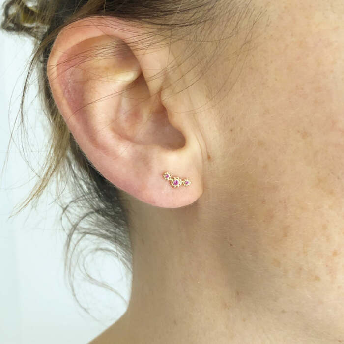 La puce Lena Trio en or rose 18 carats Fairmined sertie de saphirs roses