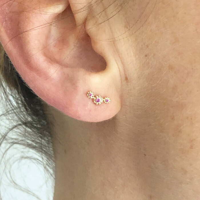 La puce Lena Trio en or rose 18 carats Fairmined sertie de saphirs roses