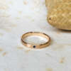 La bague ERNEST en or rose sertie d'un saphir bleu intense