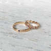 La bague ERNEST en or rose sertie d'un saphir bleu intense avec la bague LENA en or rose sertie de saphirs roses
