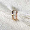 La bague ERNEST en or rose sertie d'un saphir bleu intense avec la bague LENA en or rose sertie de saphirs roses