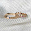 La bague ERNEST en or rose sertie d'un saphir bleu intense avec la bague LENA en or rose sertie de saphirs roses