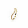 La bague LILIBETH courbe en or jaune 18 carats et saphirs blancs