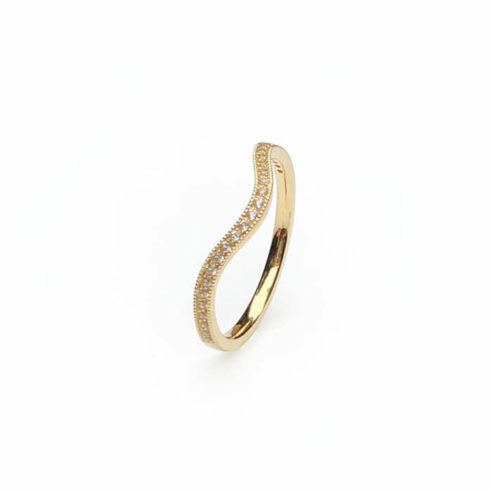 La bague LILIBETH courbe en or jaune 18 carats et saphirs blancs