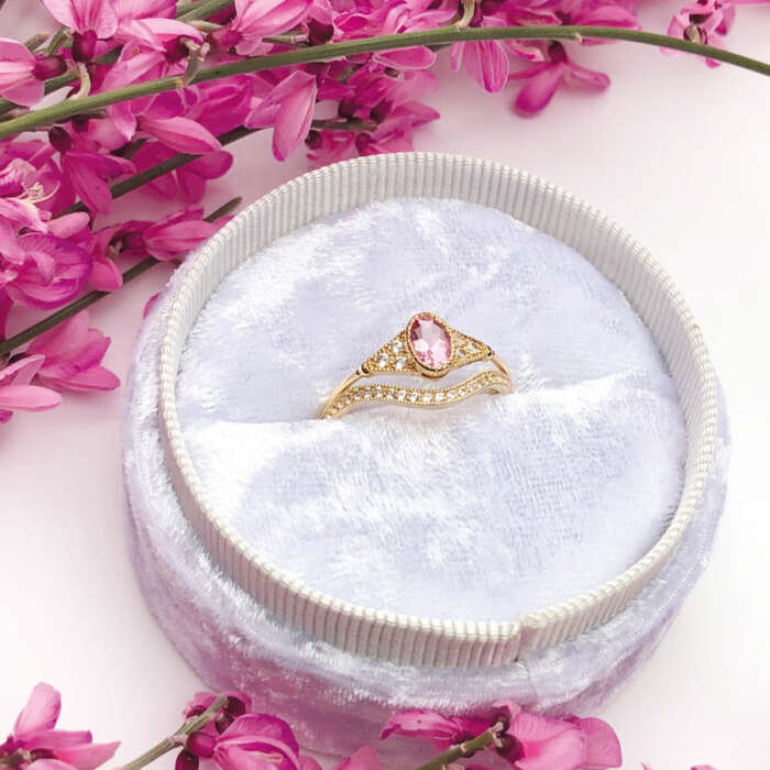 La bague LILIBETH courbe en or jaune 18 carats et saphirs blancs et la bague BÉATRICE sertie d'une tourmaline rose et de saphirs blancs en or jaune 18 carats Fairmined