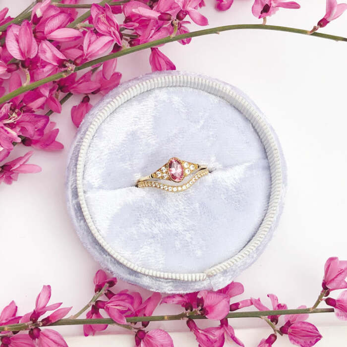 La bague LILIBETH courbe en or jaune 18 carats et saphirs blancs et la bague BÉATRICE sertie d'une tourmaline rose et de saphirs blancs en or jaune 18 carats Fairmined