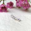 La boucle d'oreille LENA grimpante en argent et saphirs bleus
