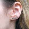 La boucle d'oreille LENA grimpante en argent et saphirs bleus portée
