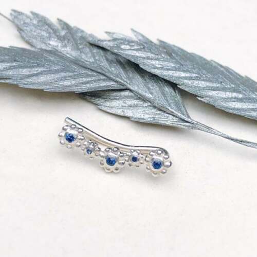 La boucle d'oreille LENA grimpante en argent et saphirs bleus
