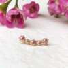 La boucle d'oreille LENA grimpante en or rose 18 carats Fairmined et saphirs roses