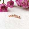 La boucle d'oreille LENA grimpante en or rose 18 carats Fairmined et saphirs roses