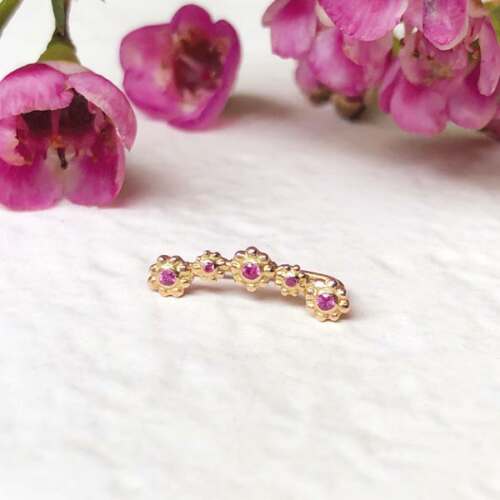 La boucle d'oreille LENA grimpante en or rose 18 carats Fairmined et saphirs roses