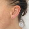 La boucle d'oreille LENA grimpante en or rose 18 carats Fairmined et saphirs roses portée