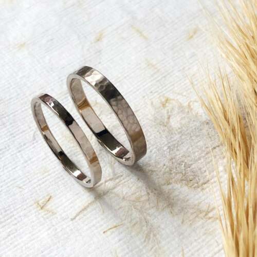 Les alliances LOUISE et MAX en or gris palladié 18 carats Fairmined