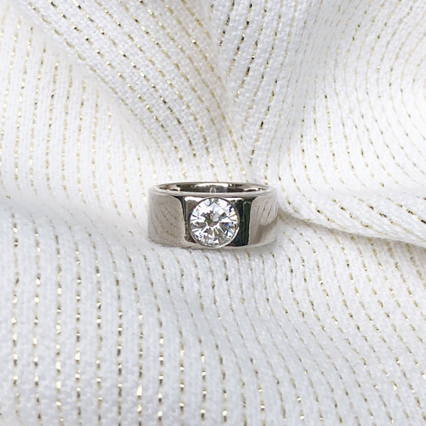 La bague de Célia, chevalière en or gris palladié 18 carats Fairmined sertie d'un diamant d'un carat