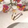 La bague de JUSTINE, pièce unique en or jaune 18 carats Fairmined, saphir jaune orangé et saphirs blancs.