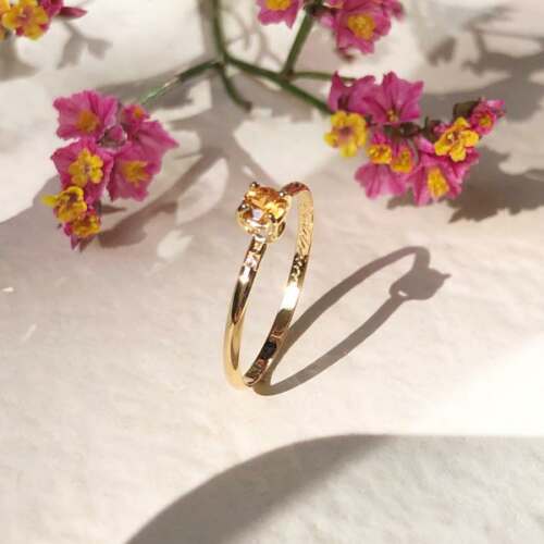 La bague de JUSTINE, pièce unique en or jaune 18 carats Fairmined, saphir jaune orangé et saphirs blancs.