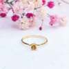 La bague de JUSTINE, pièce unique en or jaune 18 carats Fairmined, saphir jaune orangé et saphirs blancs.